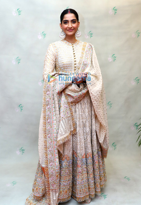 celebs grace abu jani and sandeep khoslas fashion show 8 2