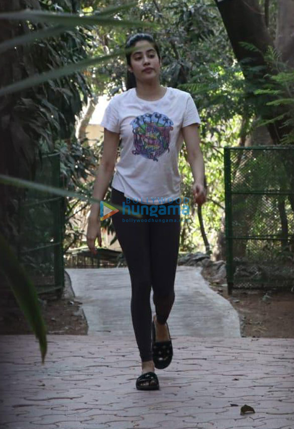 Janhvi Kapoor spotted at a dance class in Bandra Janhvi Kapoor spotted at a dance class in Bandra