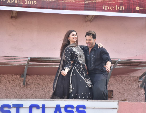 Kalank Alia Bhatt And Varun Dhawan Send The Fans Into Frenzy With Their Undeniable Chemistry At