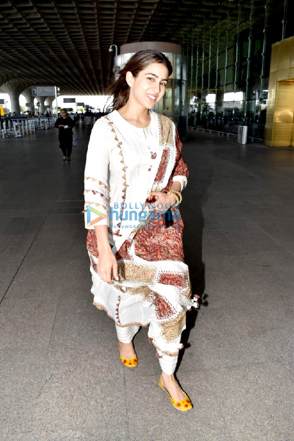 kareena kapoor khan sara ali khan shraddha kapoor sunny leone and others snapped at the airport 2