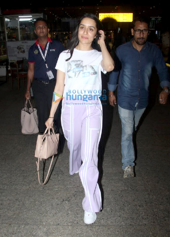 kareena kapoor khan sara ali khan shraddha kapoor sunny leone and others snapped at the airport 8