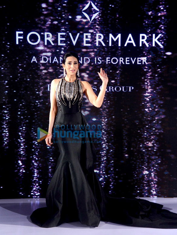 Karisma Kapoor walks the ramp for Forevermark Karisma Kapoor walks the ramp for Forevermark