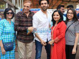 Kartik Aaryan and family snapped at Siddhivinayak Temple