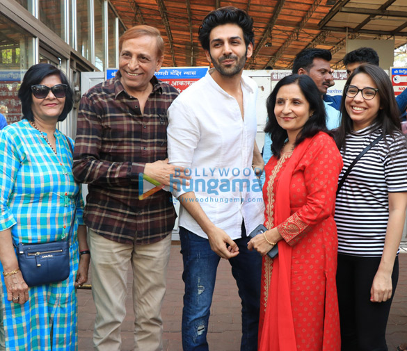 Kartik Aaryan and family snapped at Siddhivinayak Temple Kartik Aaryan and family snapped at Siddhivinayak Temple