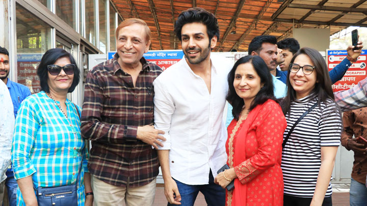 Kartik Aaryan visits Siddhivinayak Temple for Blessing with family