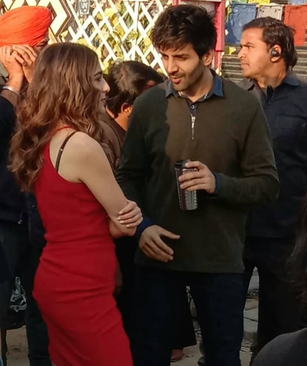 LEAKED PHOTOS & VIDEOS! Sara Ali Khan and Kartik Aaryan have eyes only for each other on Love Aaj Kal sets