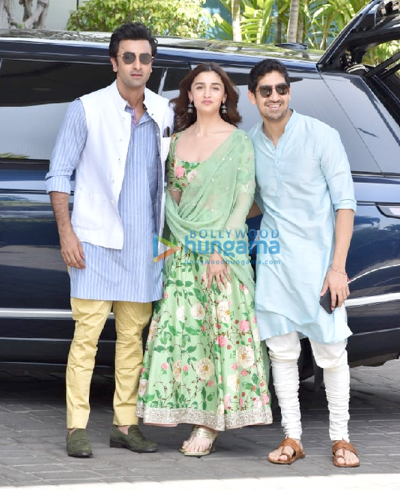 ranbir kapoor alia bhatt and ayan mukerji snapped at the airport 3