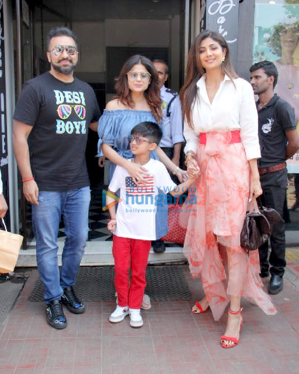 rhea chakraborty shilpa shetty and shamita shetty snapped at bastian in bandra 1