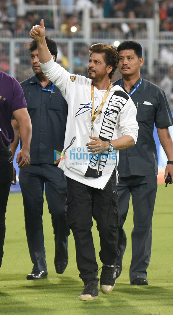 shah rukh khan snapped at eden gardens during kolkata knight riders match at ipl 2019 2