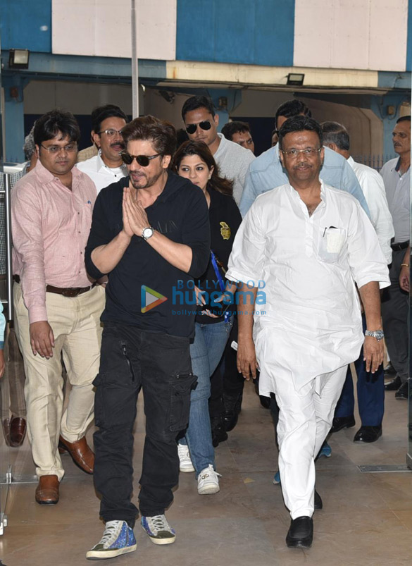 Shah Rukh Khan snapped at Nabanna to visit West Bengal CM Mamta Banerjee