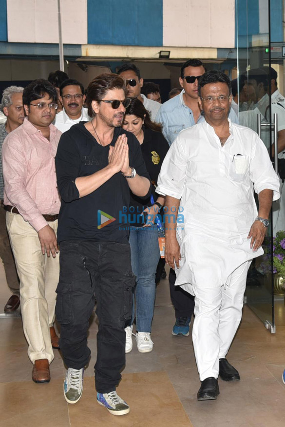 shah rukh khan snapped at nabanna to visit west bengal cm mamta banerjee 2