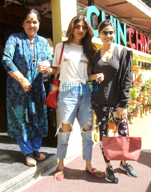 shilpa shetty snapped with her family at chin chin chu restaurant in juhu 2