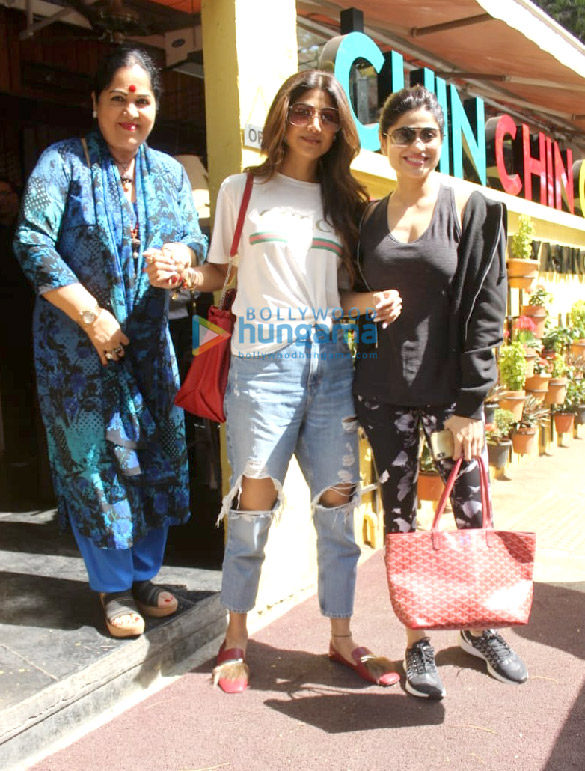 shilpa shetty snapped with her family at chin chin chu restaurant in juhu 3
