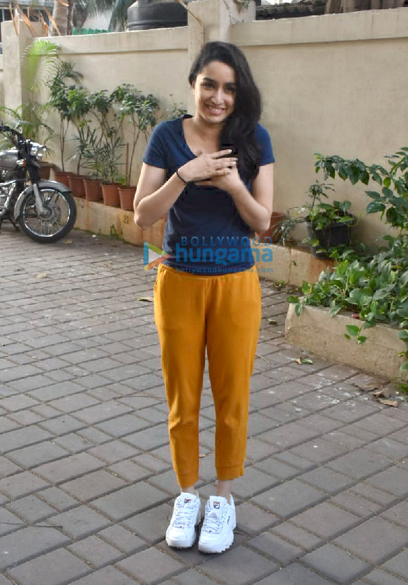 shraddha kapoor spotted on her birthday at home in juhu 2