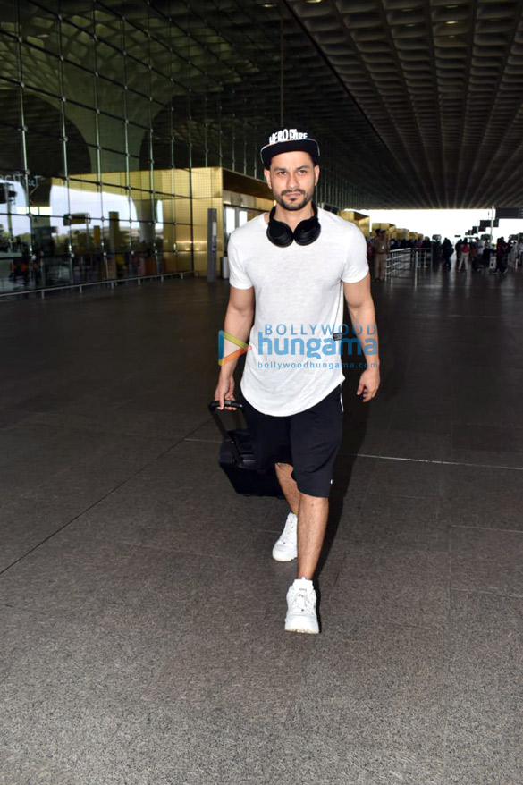 sunny leone eesha koppikhar kunal khemu and monica bedi snapped at the airport 2