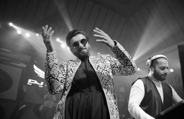 THROWBACK: These UNSEEN moments of Ranveer Singh burning the dance floor at a friend's wedding are unmissable