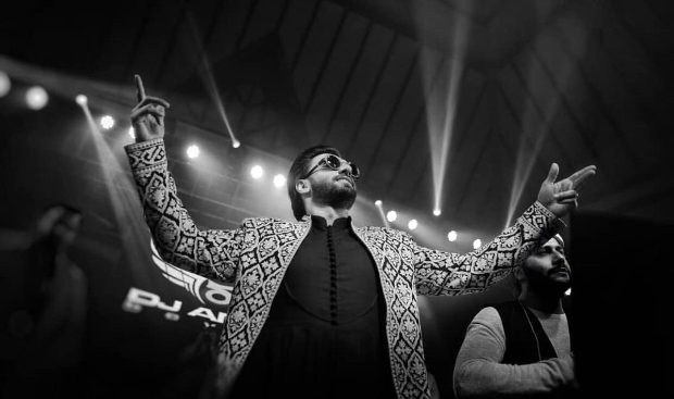 THROWBACK: These UNSEEN moments of Ranveer Singh burning the dance floor at a friend's wedding are unmissable