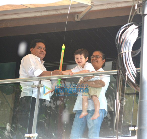 taimur ali khan spotted playing holi in his balcony 2