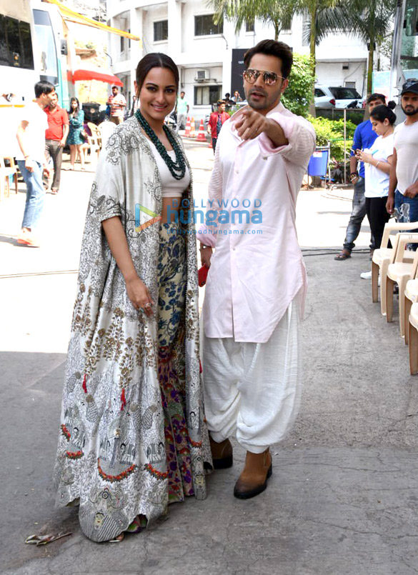 varun dhawan alia bhatt and sonakshi sinha snapped promoting kalank on sets of super dancer chapter 3 6
