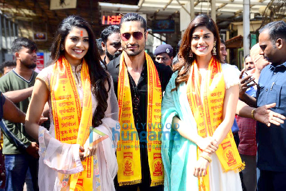 vidyut jammwal pooja sawant and asha bhat snapped visiting the siddhivinayak temple 1