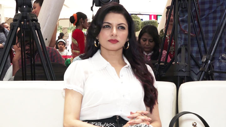 FULL: Actress Bhagyashree unveiling India Dance Week Season 6 Trophy at Phoenix – Kurla