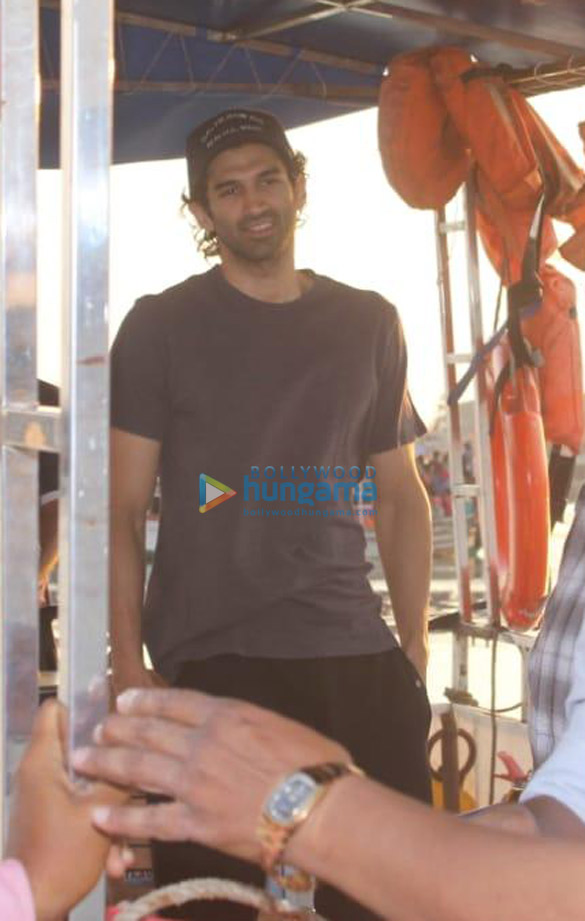 akshay kumar disha patani and aditya roy kapur spotted in versova 4