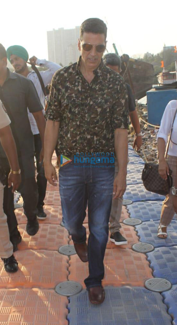 akshay kumar disha patani and aditya roy kapur spotted in versova 6