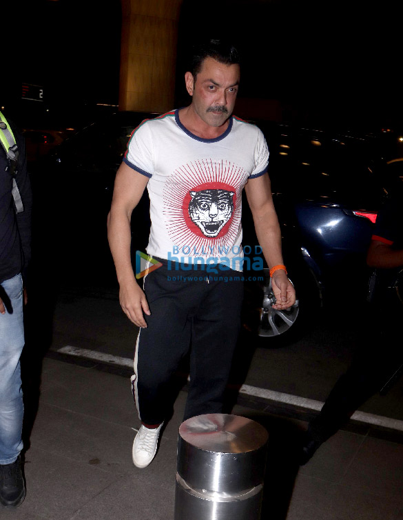 jacqueline fernandez maniesh paul karisma kapoor and others snapped at the airport 3