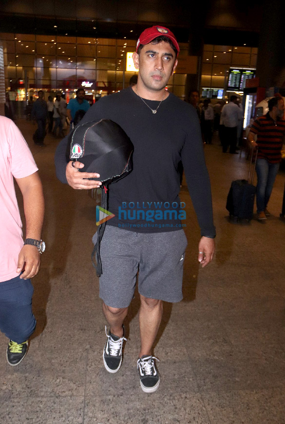 jacqueline fernandez maniesh paul karisma kapoor and others snapped at the airport 5
