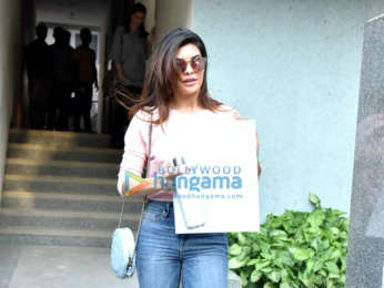 Jacqueline Fernandez spotted in Bandra