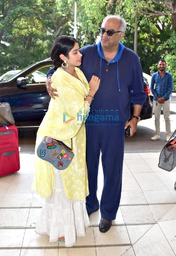 janhvi kapoor boney kapoor karisma kapoor and others snapped at the airport 1