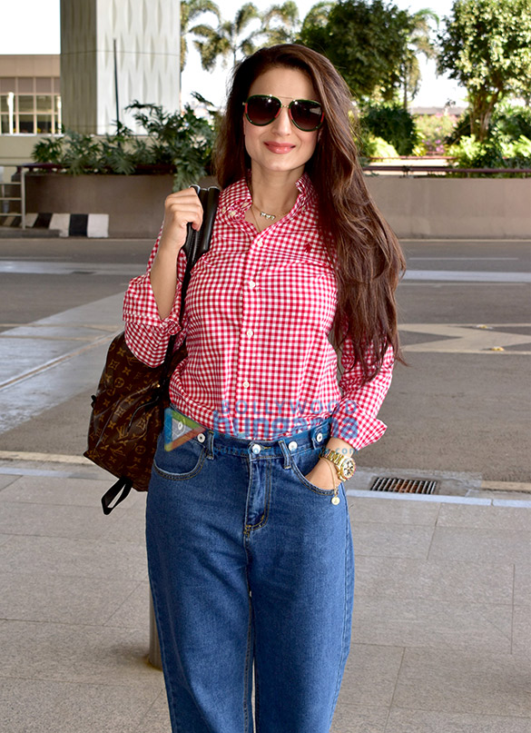kangana ranaut mouni roy and others snapped at the airport 3