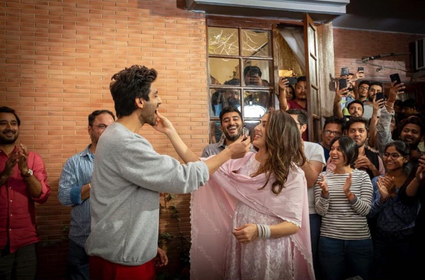 Kartik Aaryan and Imtiaz Ali wrap up first schedule sans Sara Ali Khan by grooving to Love Aaj Kal song 'Ahun Ahun' 