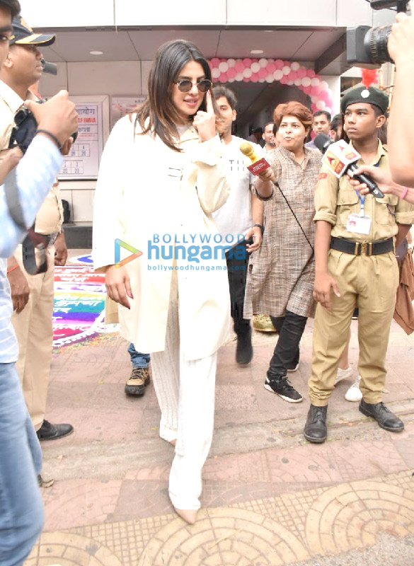 lok sabha elections 2019 aamir khan priyanka chopra ajay devgn among others cast their votes 2