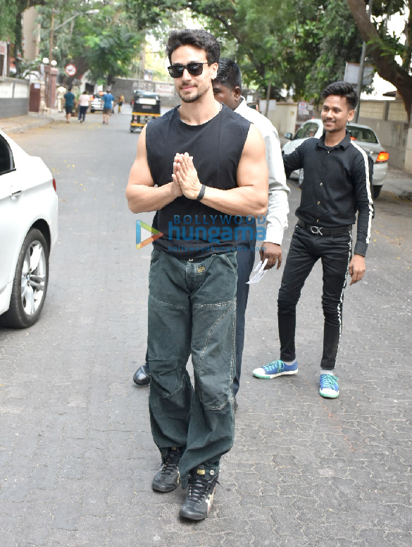 lok sabha elections 2019 aamir khan priyanka chopra ajay devgn among others cast their votes1 2