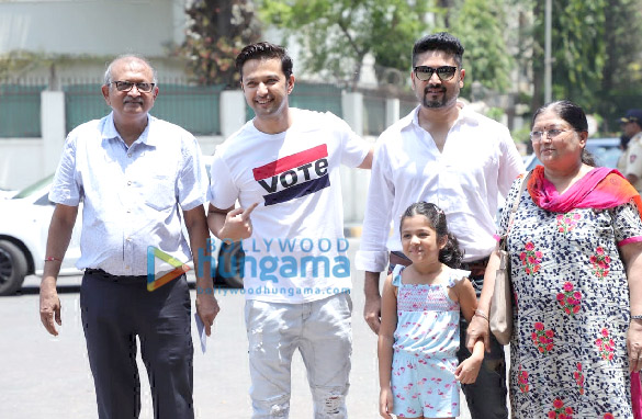 lok sabha elections 2019 aamir khan priyanka chopra ajay devgn among others cast their votes2 4