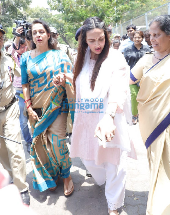 lok sabha elections 2019 aamir khan priyanka chopra ajay devgn among others cast their votes2 5