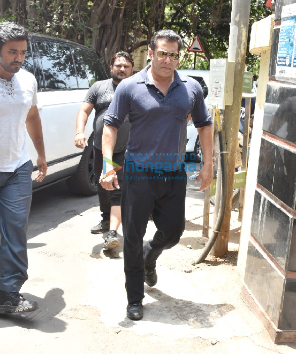 lok sabha elections 2019 aamir khan priyanka chopra ajay devgn among others cast their votes4 4