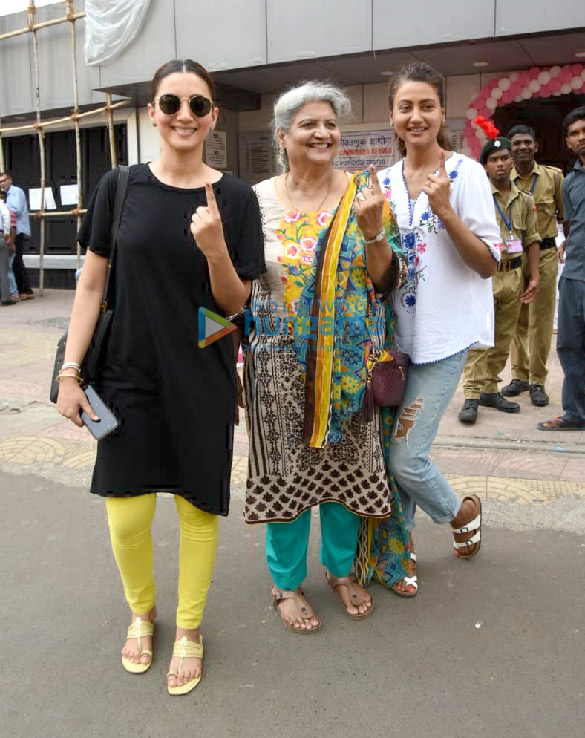 lok sabha elections 2019 aamir khan priyanka chopra ajay devgn among others cast their votes6 2