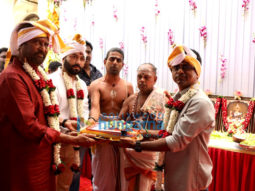 Rajinikanth snapped commencing the shooting for Darbar in Mumbai