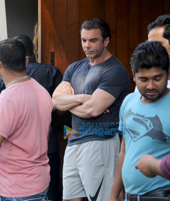 salman khan and family spotted at saltwater cafe in bandra 1