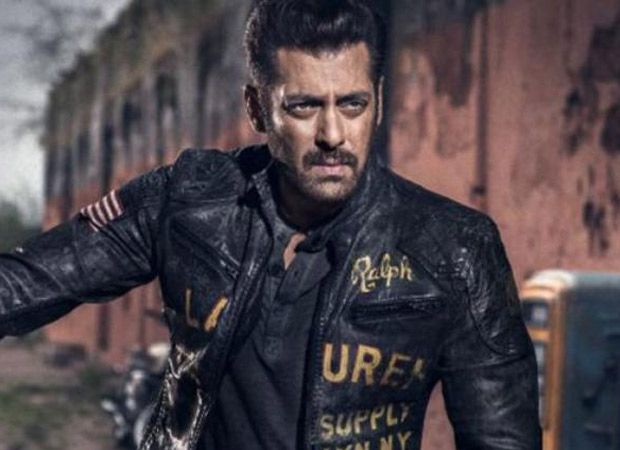 Salman Khan spends time with his special fans in Maheshwar while shooting for Dabangg 3 and the pictures are heart-warming!