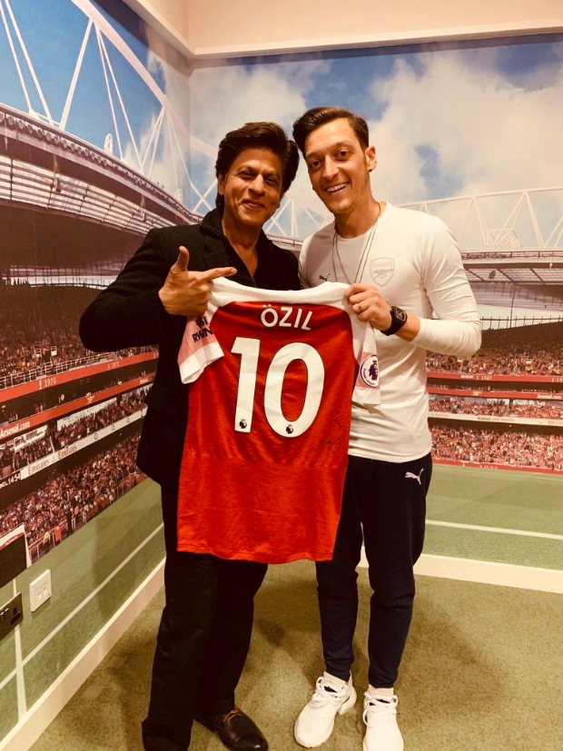 Shah Rukh Khan accepts invitation from Arsenal's Mesut Özil