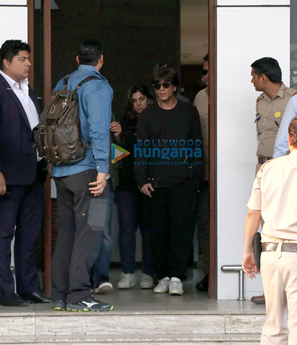 shah rukh khan and nora fatehi snapped at the airport 1