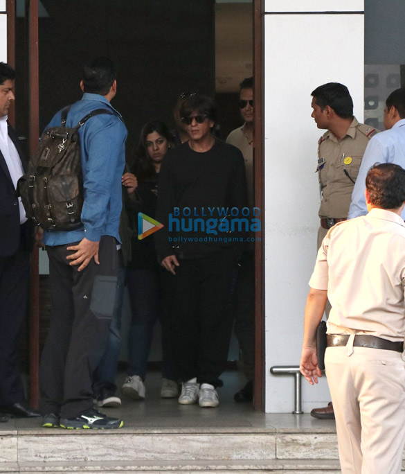shah rukh khan and nora fatehi snapped at the airport 3