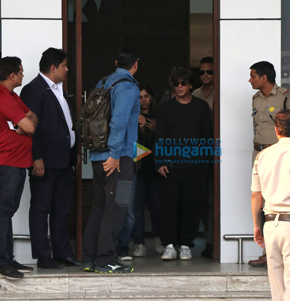 shah rukh khan and nora fatehi snapped at the airport 5