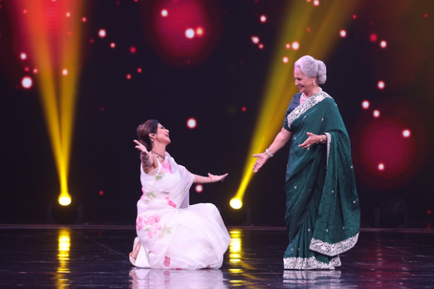 Shilpa Shetty grooves with Waheeda Rahman on 'Aaj Phir Jeene Ki Tamanna Hai' Shilpa Shetty grooves with Waheeda Rahman on 'Aaj Phir Jeene Ki Tamanna Hai'