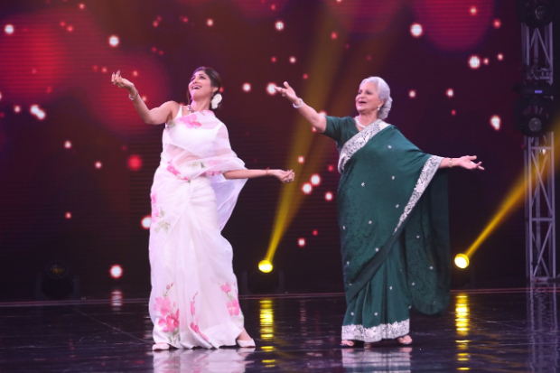 Shilpa Shetty grooves with Waheeda Rahman on 'Aaj Phir Jeene Ki Tamanna Hai' Shilpa Shetty grooves with Waheeda Rahman on 'Aaj Phir Jeene Ki Tamanna Hai'