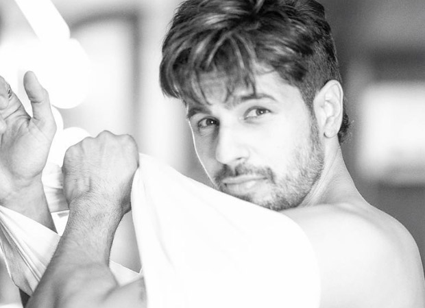 Sidharth Malhotra posts a picture while putting on a shirt and made our weekend better even before it started!