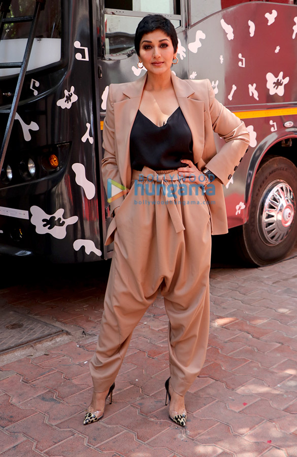 sonali bendre sussanne khan and gayatri joshi snapped at bffs with vogue shoot 4